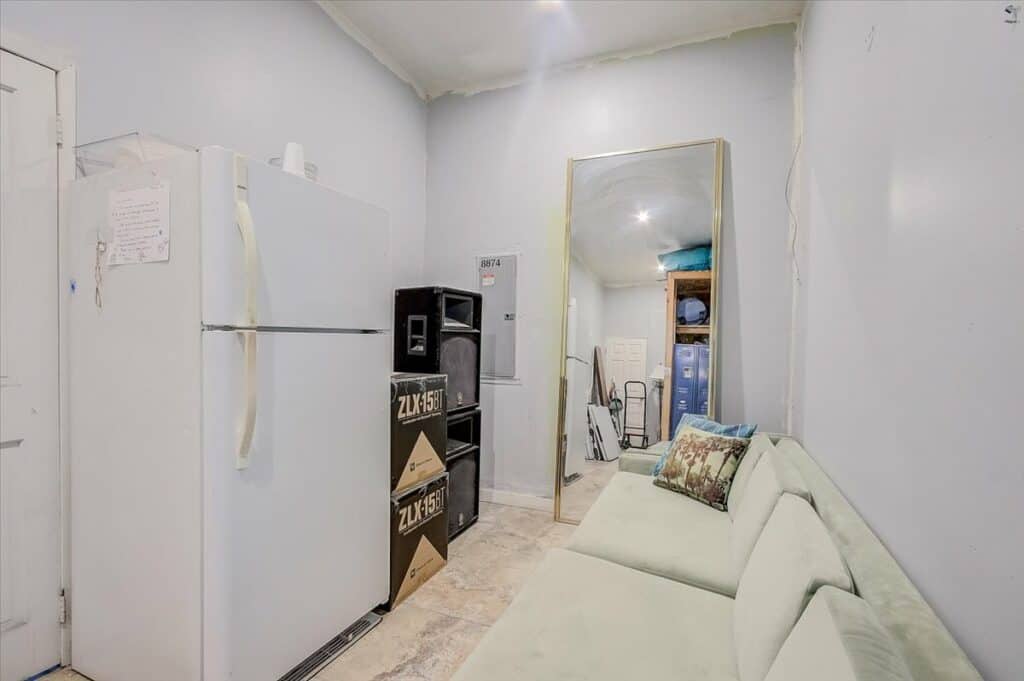 8874 s broadway interior