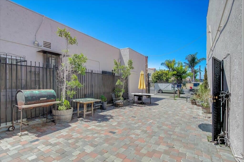 8874 s broadway exterior