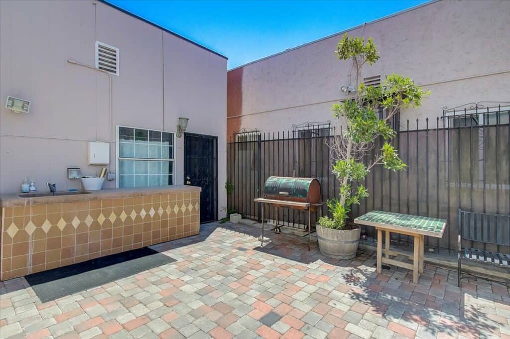 8874 s broadway exterior