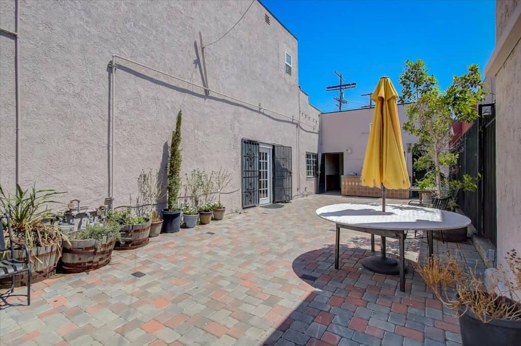 8874 s broadway exterior