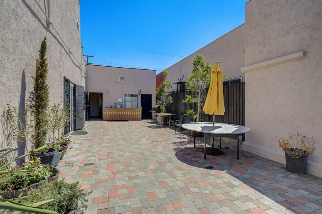 8874 s broadway exterior