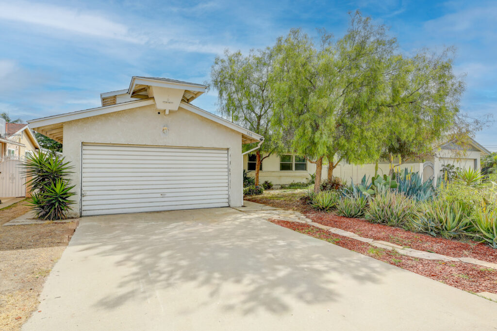 566NCenturyDr01