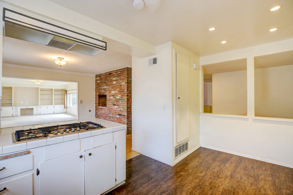 566NCenturyDr03