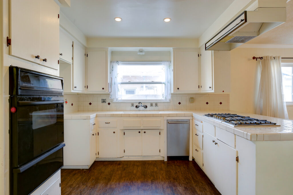 566NCenturyDr04
