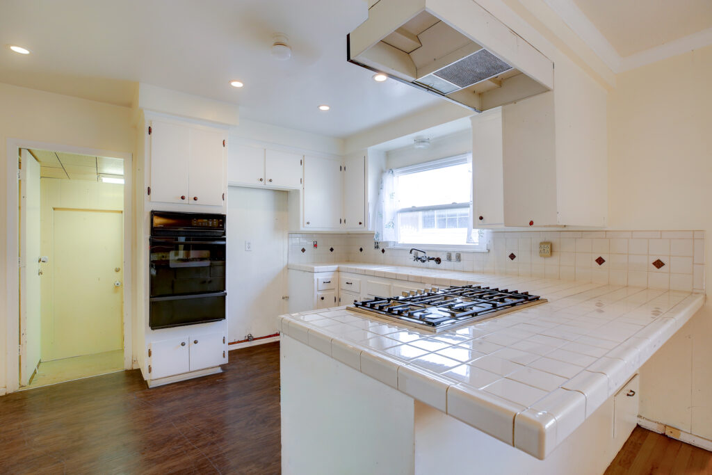 566NCenturyDr05