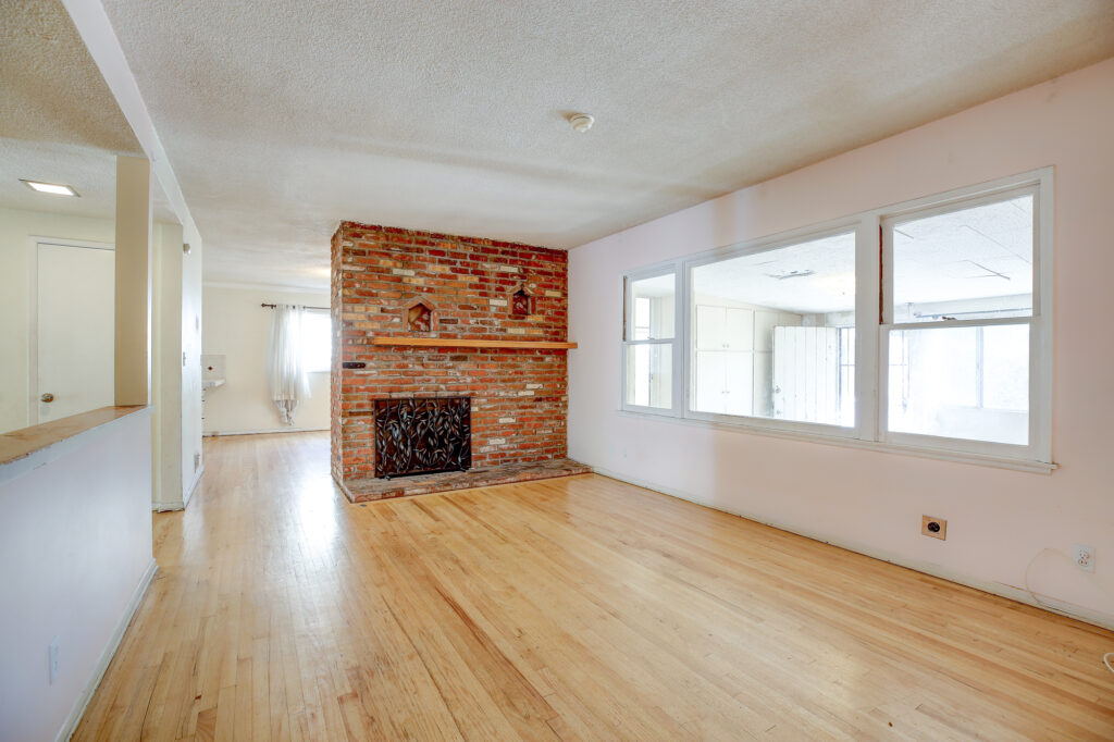 566NCenturyDr13