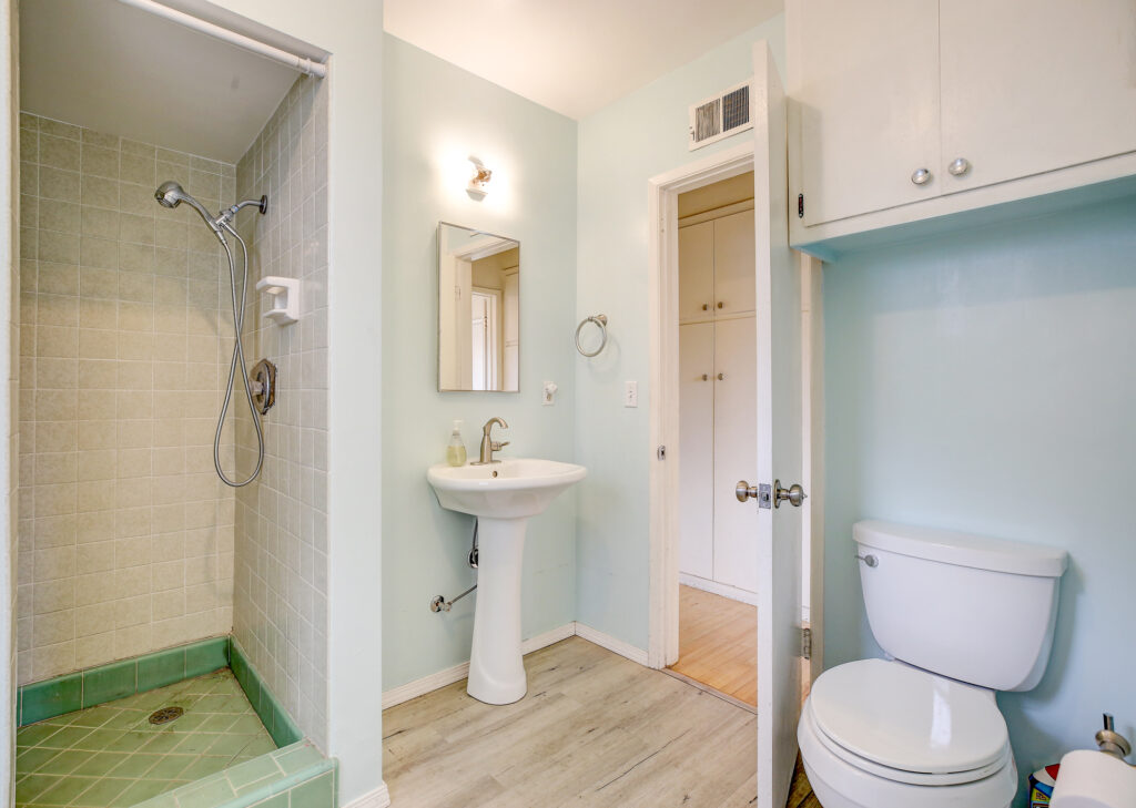 566NCenturyDr18