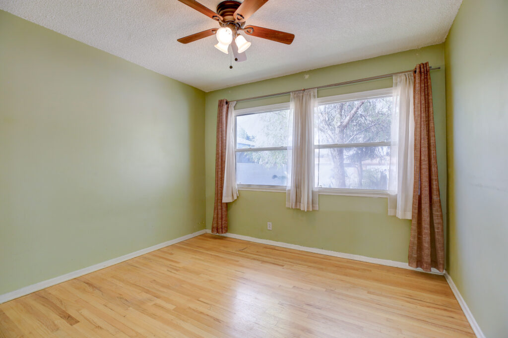 566NCenturyDr23