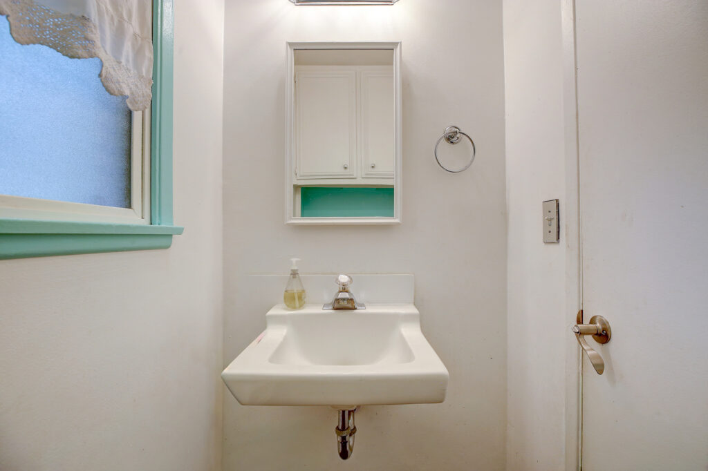 566NCenturyDr26
