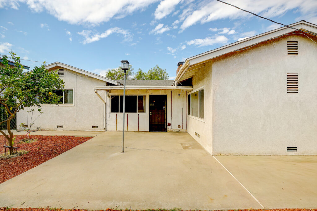 566NCenturyDr28