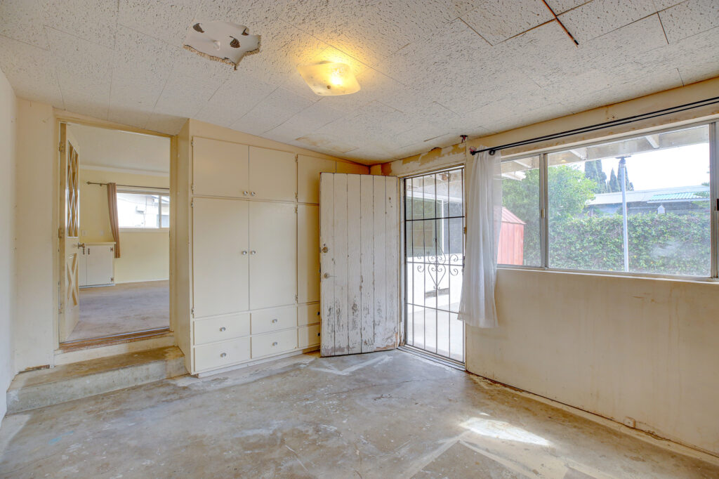 566NCenturyDr32