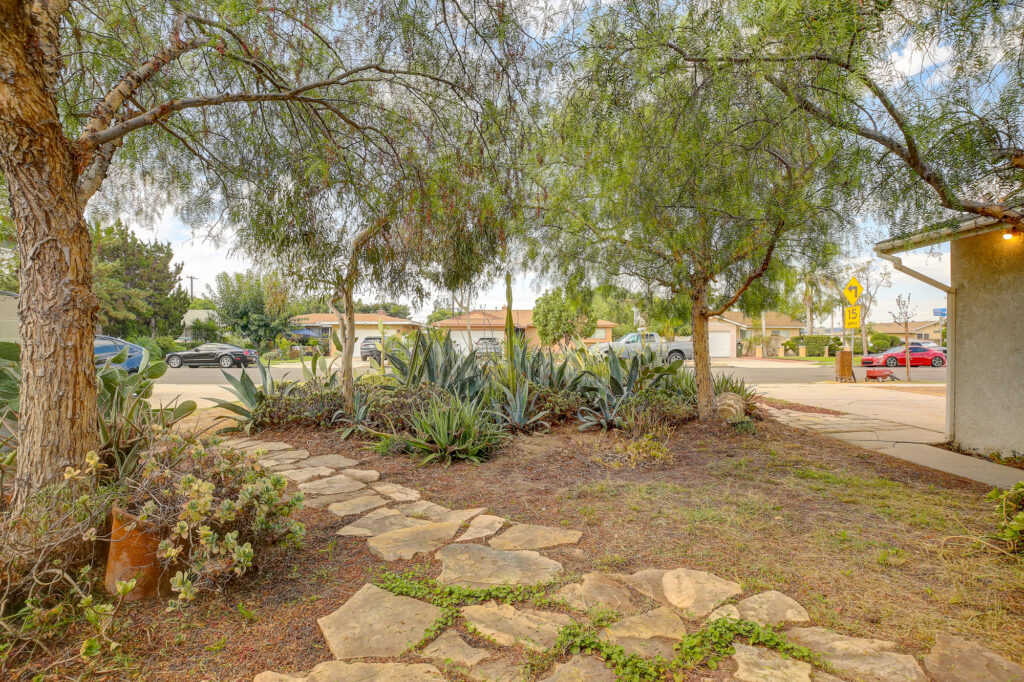 566NCenturyDr36