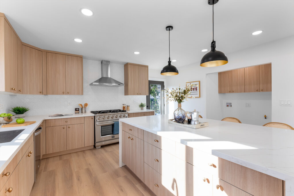 11 2143 S Redondo Kitchen03