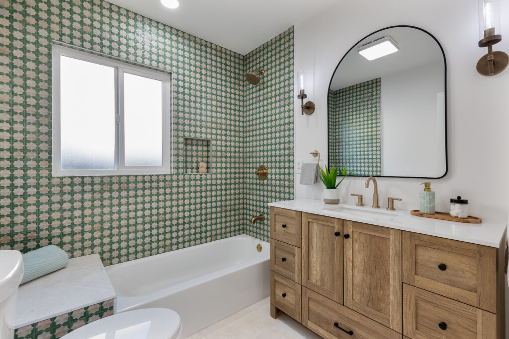 17 2143 S Redondo Bath01