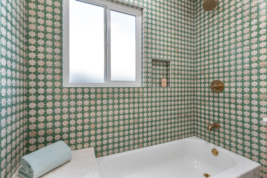 18 2143 S Redondo Bath02