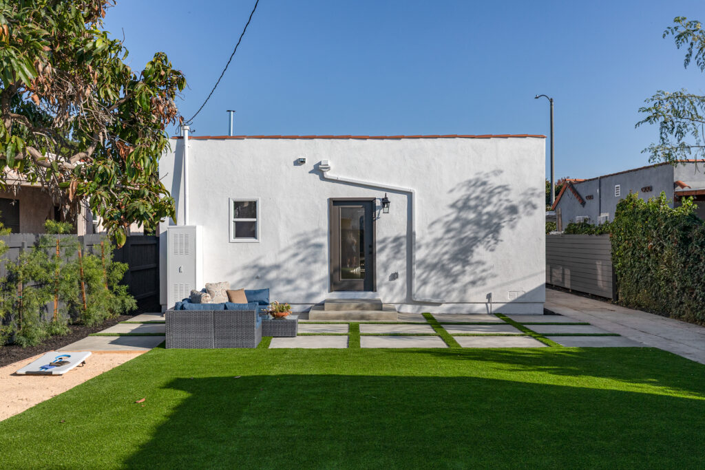 24 2143 S Redondo Back02