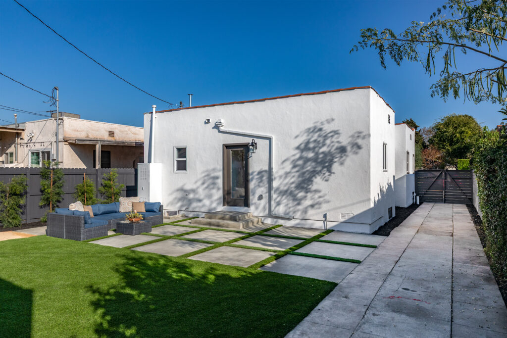 25 2143 S Redondo Back01